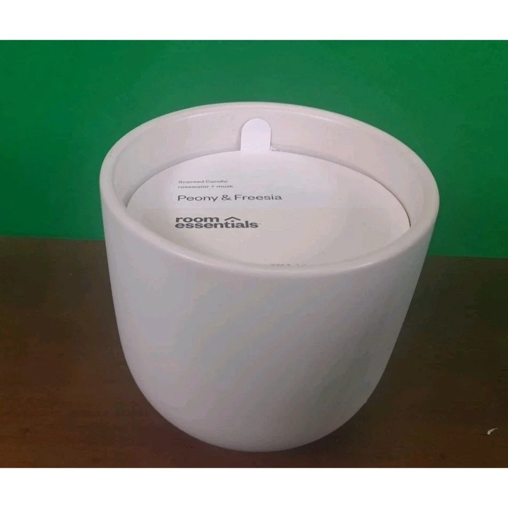 Room Essentials 2-Wick Ceramic Jar Candle Peony & Freesia 13.5oz Rosewater‎ Musk